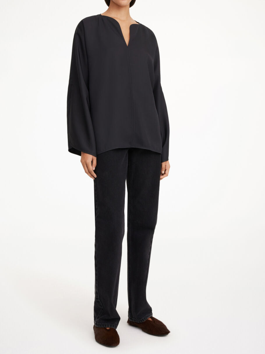 By Malene Birger Calias bluse i sort, laget av 100% acetat med splitt på ermene og v-utringning.