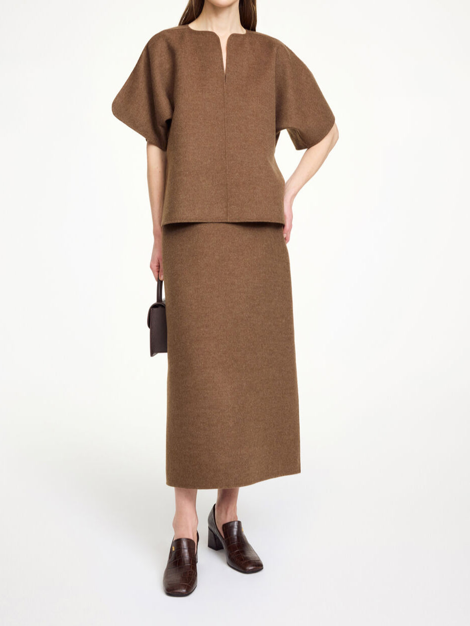 By Malene Birger Calle bluse i brun, laget av 100% ull, med v-utringning og splitt på ermene.