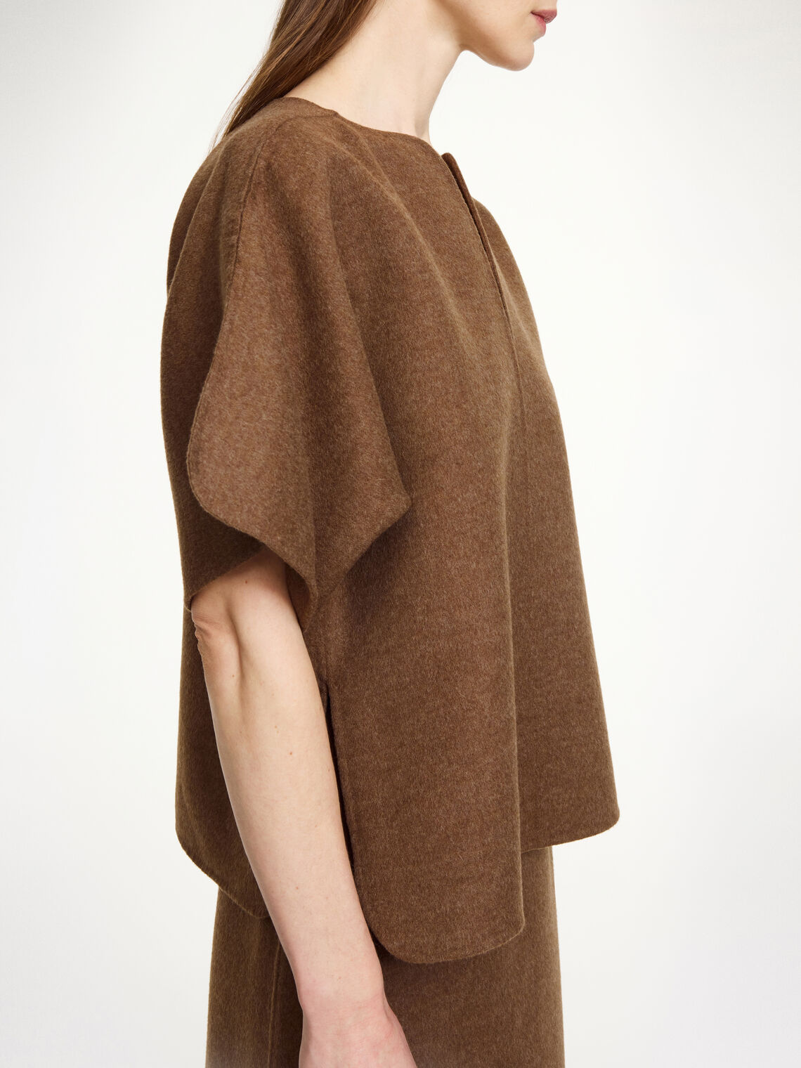 By Malene Birger Calle bluse i brun, laget av 100% ull, med v-utringning og splitt på ermene.