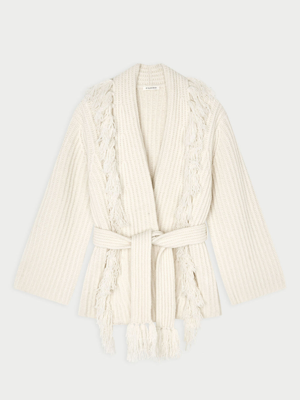 CANDELA cardigan fra By Malene Birger i fargen hvit, laget i 65% ull og 35% resirkulert polyamid. Ribbestrikk, frynser, lommer, noe oversized passform og avtagbart belte.