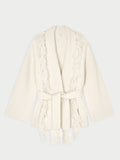CANDELA cardigan fra By Malene Birger i fargen hvit, laget i 65% ull og 35% resirkulert polyamid. Ribbestrikk, frynser, lommer, noe oversized passform og avtagbart belte.