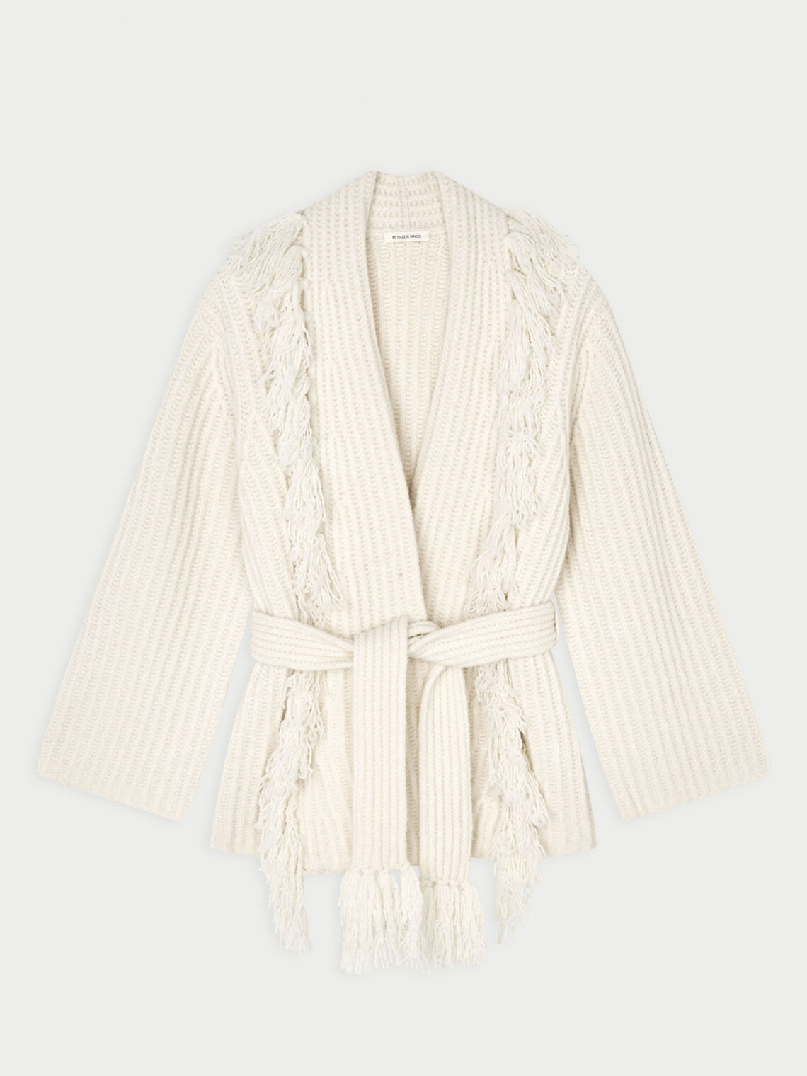 CANDELA cardigan fra By Malene Birger i fargen hvit, laget i 65% ull og 35% resirkulert polyamid. Ribbestrikk, frynser, lommer, noe oversized passform og avtagbart belte.