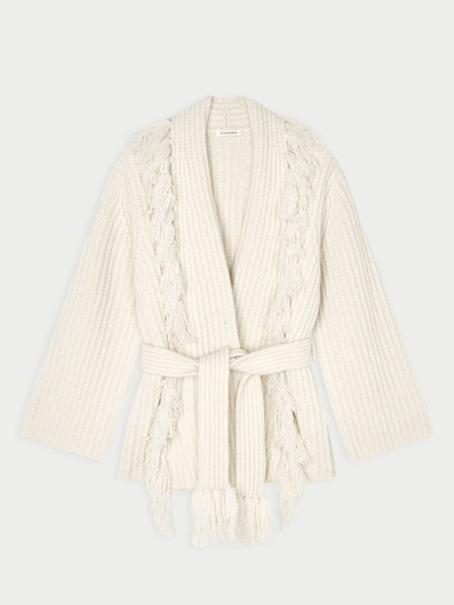 CANDELA cardigan fra By Malene Birger i fargen hvit, laget i 65% ull og 35% resirkulert polyamid. Ribbestrikk, frynser, lommer, noe oversized passform og avtagbart belte.