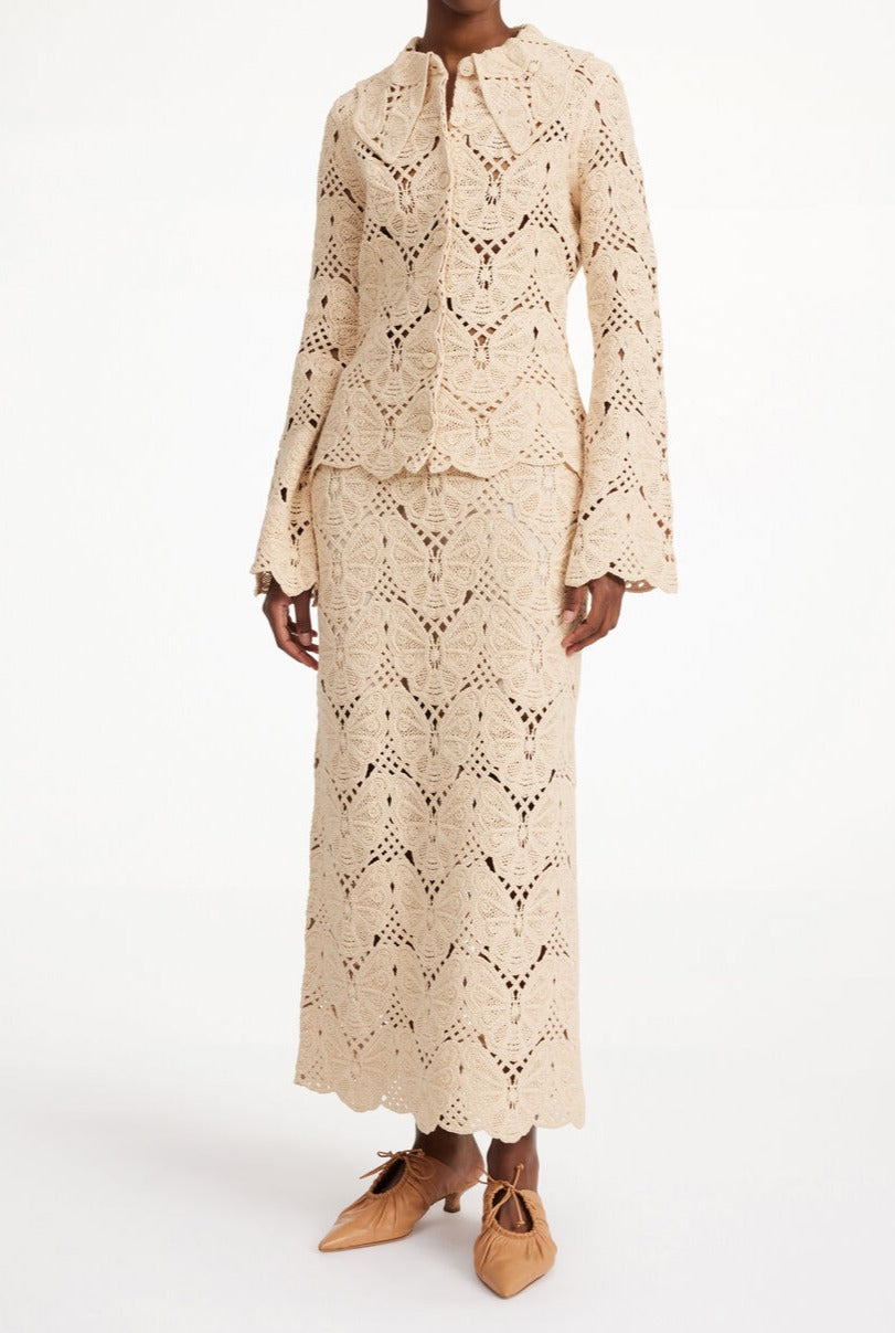 By Malene Birger Cantala heklet maxi-skjørt i kremfarget, med sommerfuglmotiv, splitt i siden og laget av bomull og resirkulert polyamid.