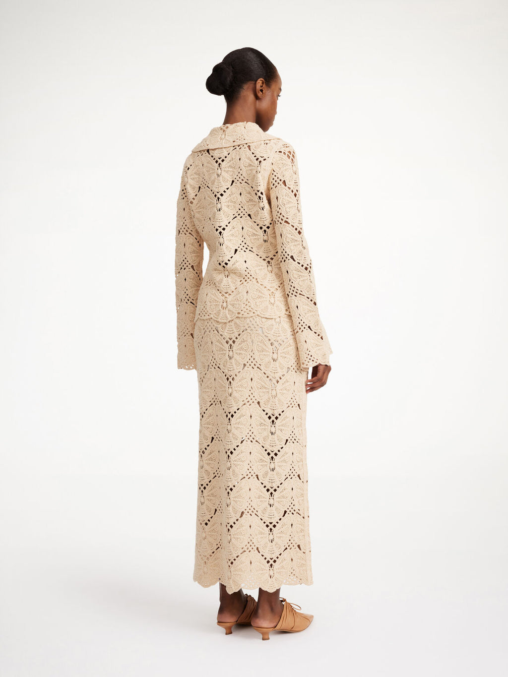 By Malene Birger Cantala heklet maxi-skjørt i kremfarget, med sommerfuglmotiv, splitt i siden og laget av bomull og resirkulert polyamid.