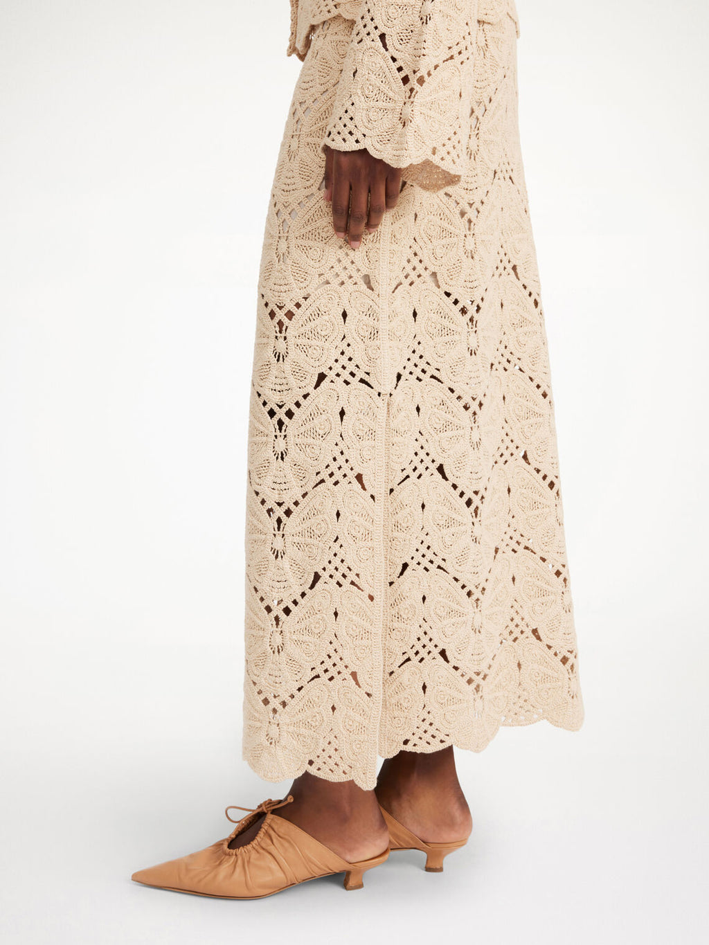 By Malene Birger Cantala heklet maxi-skjørt i kremfarget, med sommerfuglmotiv, splitt i siden og laget av bomull og resirkulert polyamid.