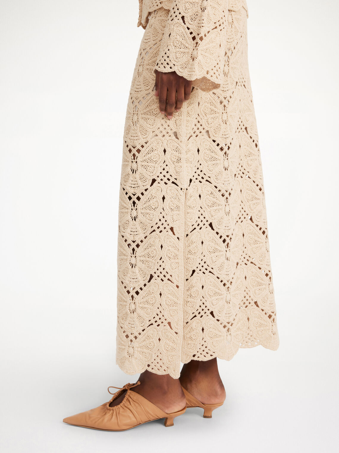 By Malene Birger Cantala heklet maxi-skjørt i kremfarget, med sommerfuglmotiv, splitt i siden og laget av bomull og resirkulert polyamid.