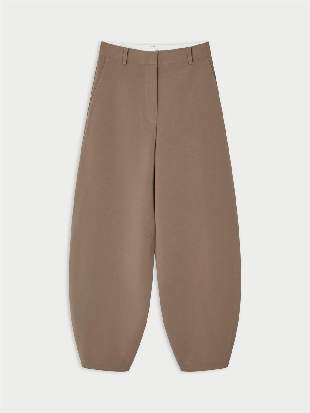 CARLIEN bukse fra By Malene Birger i fargen brun, laget i resirkulert polyester, viskose og elastan. Flatterende kongleform med høyt liv.