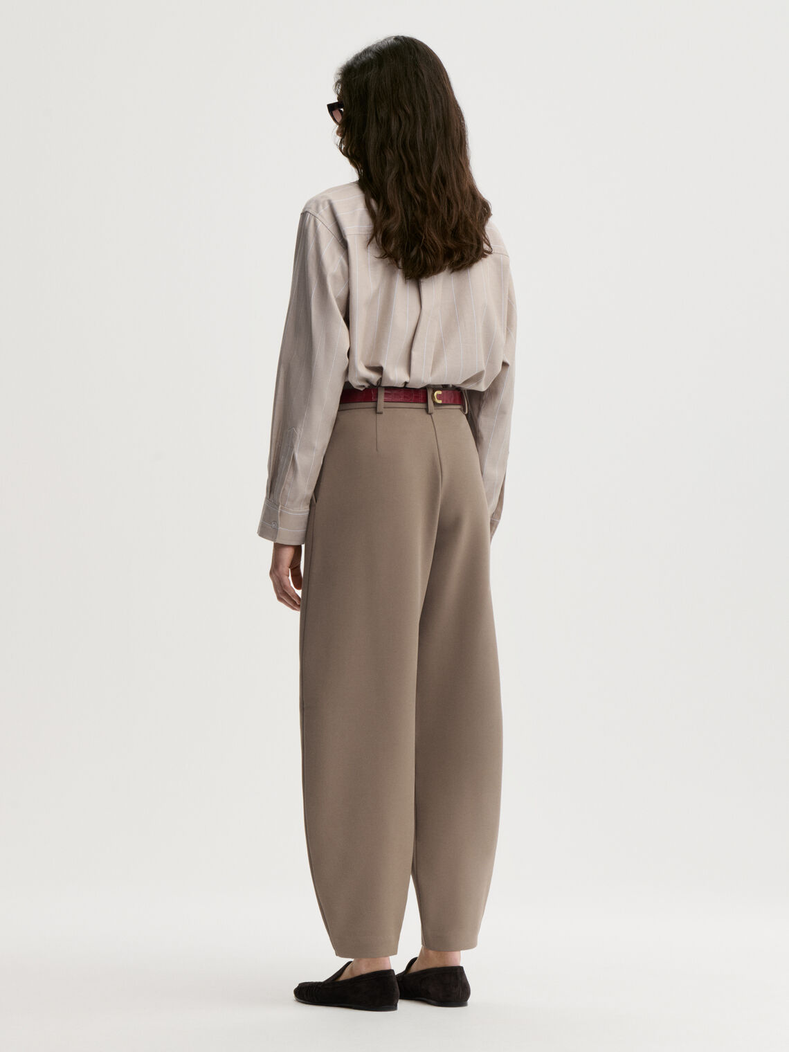 CARLIEN bukse fra By Malene Birger i fargen brun, laget i resirkulert polyester, viskose og elastan. Flatterende kongleform med høyt liv.