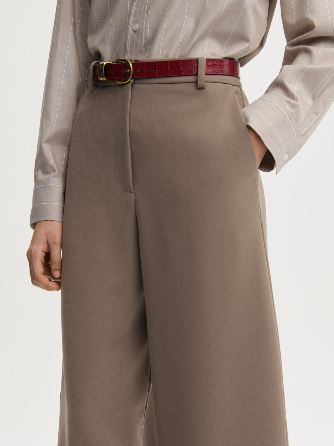 CARLIEN bukse fra By Malene Birger i fargen brun, laget i resirkulert polyester, viskose og elastan. Flatterende kongleform med høyt liv.