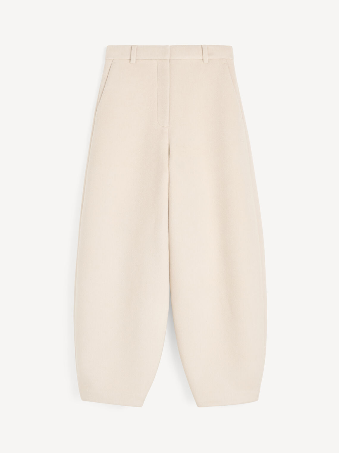 By Malene Birger Carlien bukse i kremhvit 100% ull med høyt liv, cropped lengde og kongleformet silhuett.