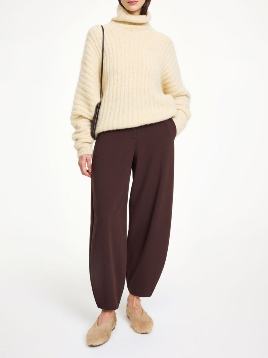 By Malene Birger Carlien bukse i mørkebrun, med en flatterende kongleform og høyt liv, laget av resirkulert polyester, viskose og elastan.