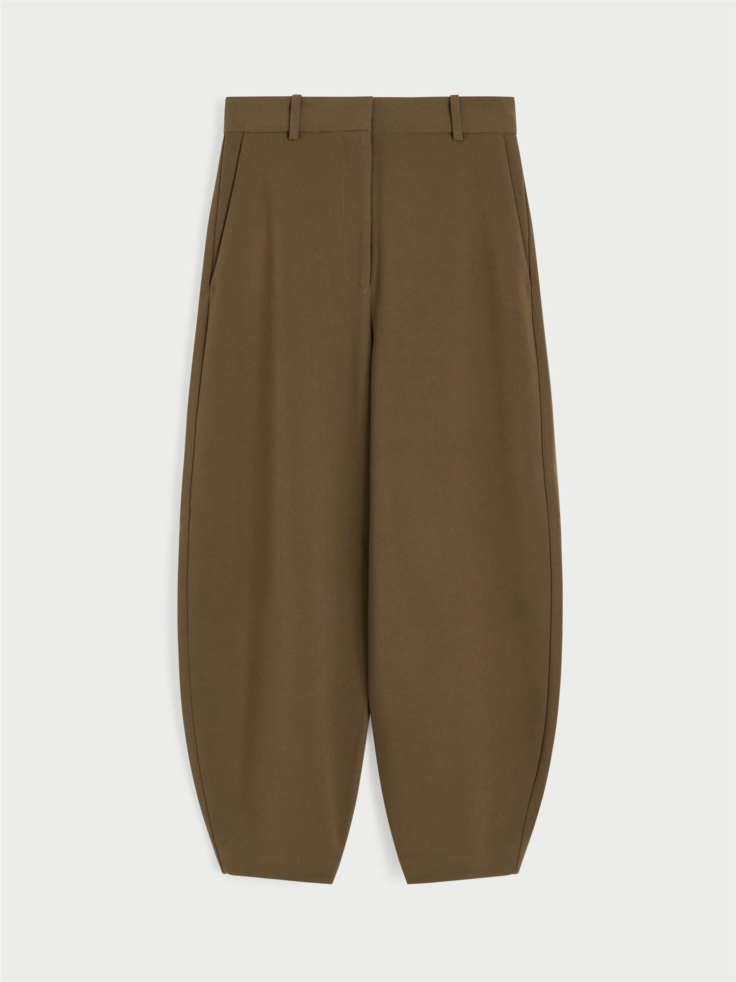CARLIEN bukse fra By Malene Birger i fargen mørkegrønn, laget i resirkulert polyester, viskose og elastan. Flatterende kongleform med høyt liv.