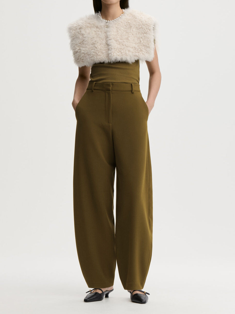 CARLIEN bukse fra By Malene Birger i fargen mørkegrønn, laget i resirkulert polyester, viskose og elastan. Flatterende kongleform med høyt liv.