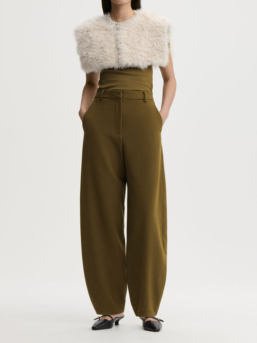 CARLIEN bukse fra By Malene Birger i fargen mørkegrønn, laget i resirkulert polyester, viskose og elastan. Flatterende kongleform med høyt liv.