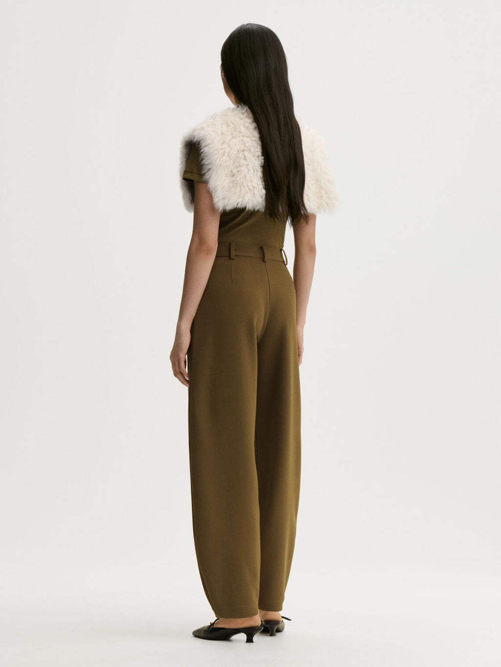 CARLIEN bukse fra By Malene Birger i fargen mørkegrønn, laget i resirkulert polyester, viskose og elastan. Flatterende kongleform med høyt liv.