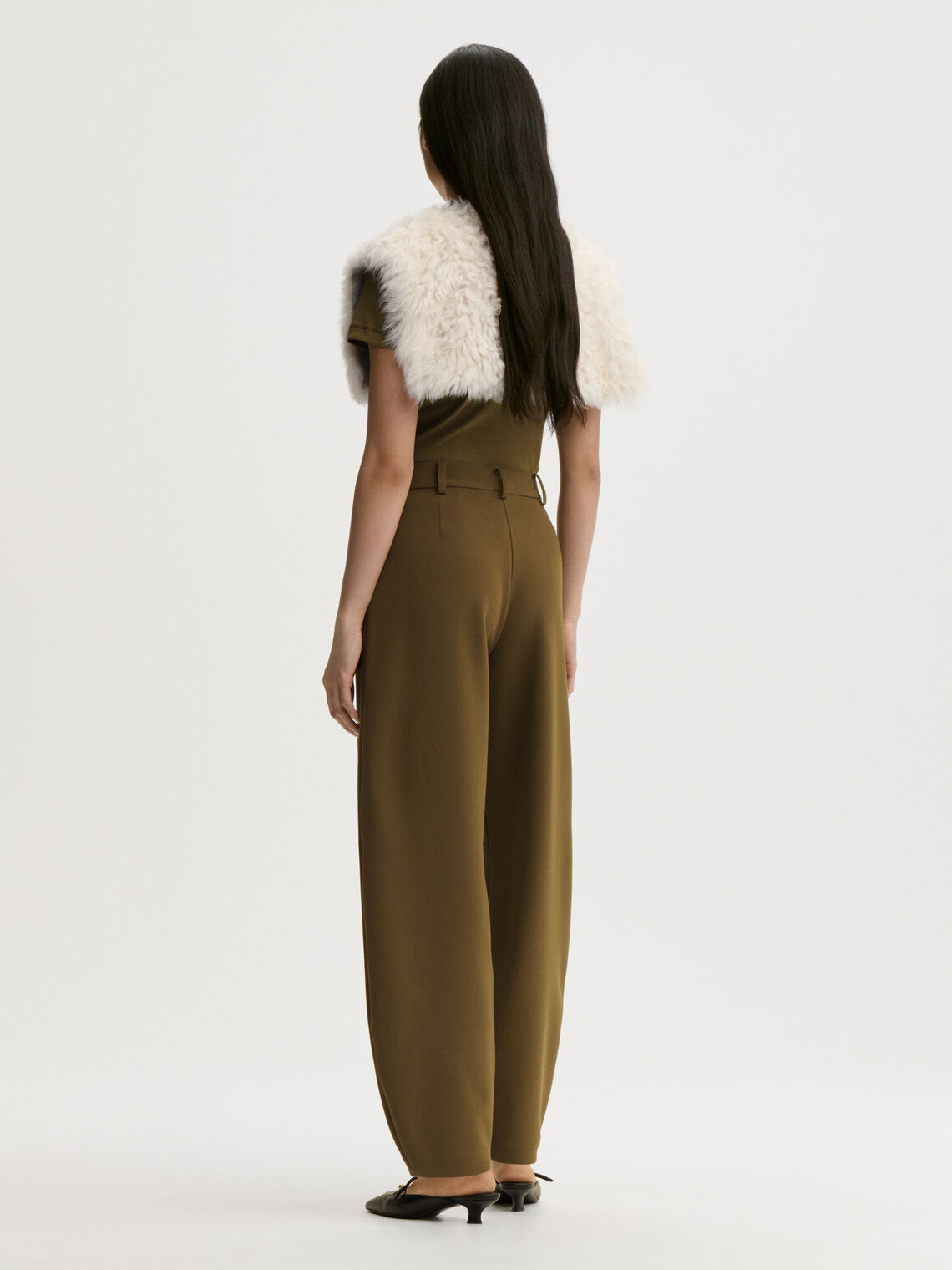 CARLIEN bukse fra By Malene Birger i fargen mørkegrønn, laget i resirkulert polyester, viskose og elastan. Flatterende kongleform med høyt liv.