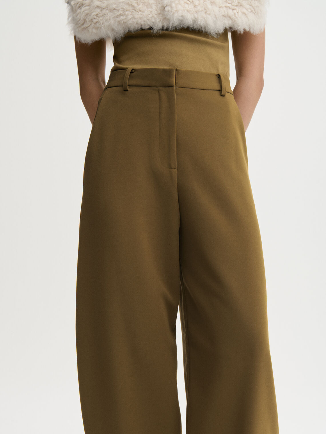 CARLIEN bukse fra By Malene Birger i fargen mørkegrønn, laget i resirkulert polyester, viskose og elastan. Flatterende kongleform med høyt liv.