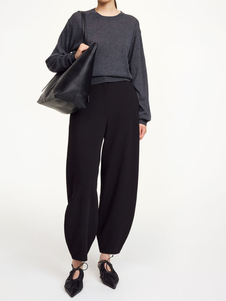 By Malene Birger Carlien bukse i sort, med en flatterende, kongle-formet shape og høyt liv.