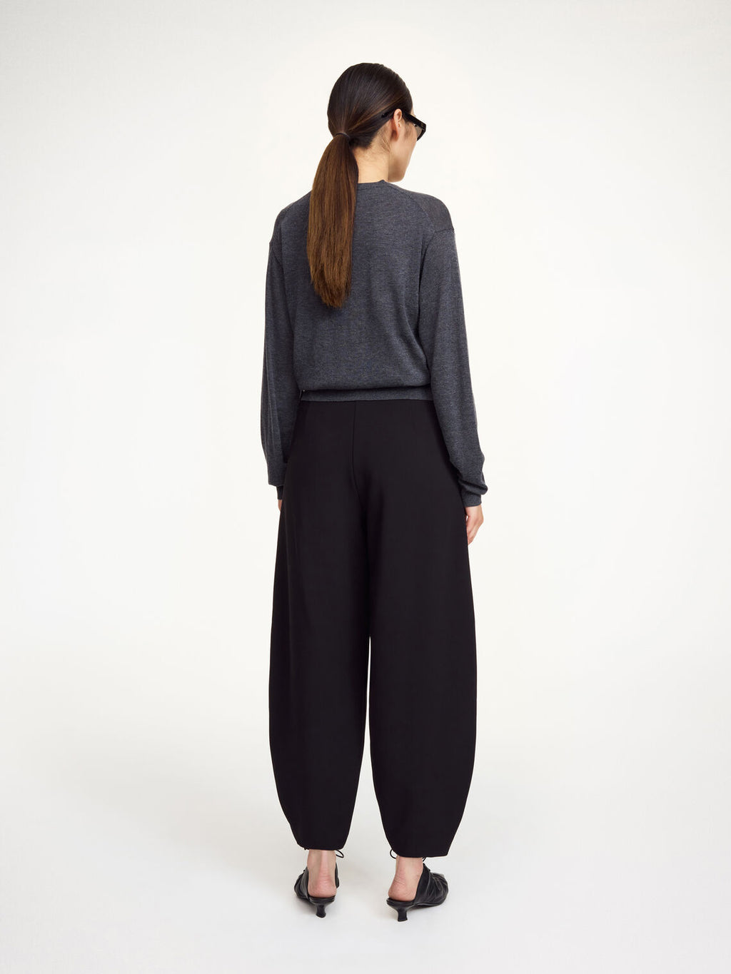 By Malene Birger Carlien bukse i sort, med en flatterende, kongle-formet shape og høyt liv.