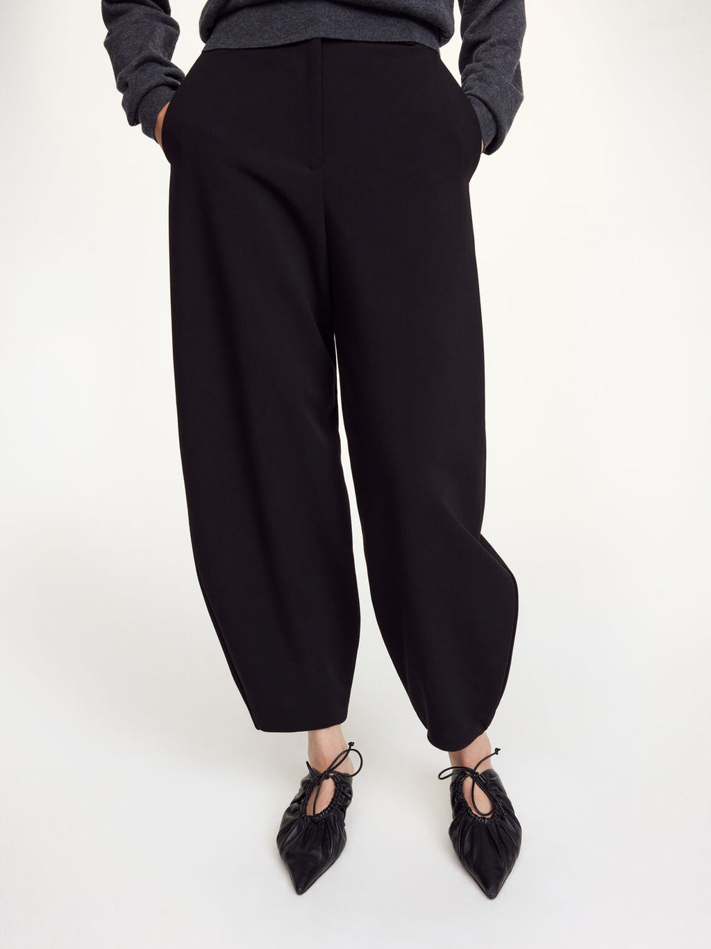 By Malene Birger Carlien bukse i sort, med en flatterende, kongle-formet shape og høyt liv.