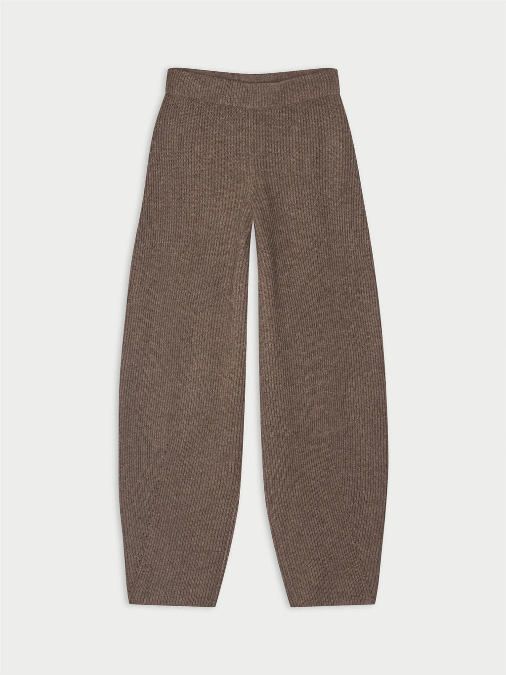 CARMELA bukse fra By Malene Birger i fargen brun, laget i 75% merinoull og 25% yak. Strikk i livet og flatterende barrel-ben, lik CARLIEN-buksen.
