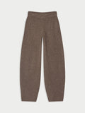 CARMELA bukse fra By Malene Birger i fargen brun, laget i 75% merinoull og 25% yak. Strikk i livet og flatterende barrel-ben, lik CARLIEN-buksen.