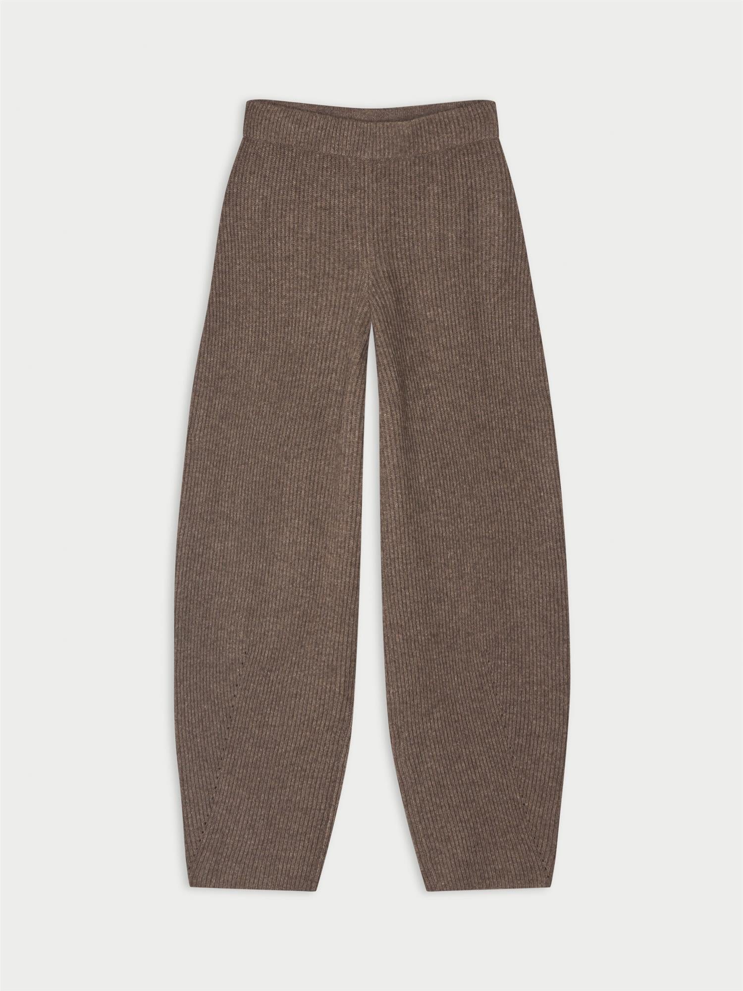 CARMELA bukse fra By Malene Birger i fargen brun, laget i 75% merinoull og 25% yak. Strikk i livet og flatterende barrel-ben, lik CARLIEN-buksen.