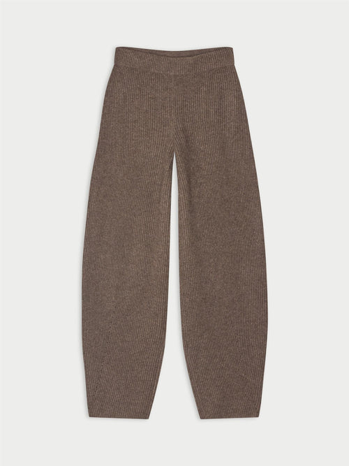 CARMELA bukse fra By Malene Birger i fargen brun, laget i 75% merinoull og 25% yak. Strikk i livet og flatterende barrel-ben, lik CARLIEN-buksen.