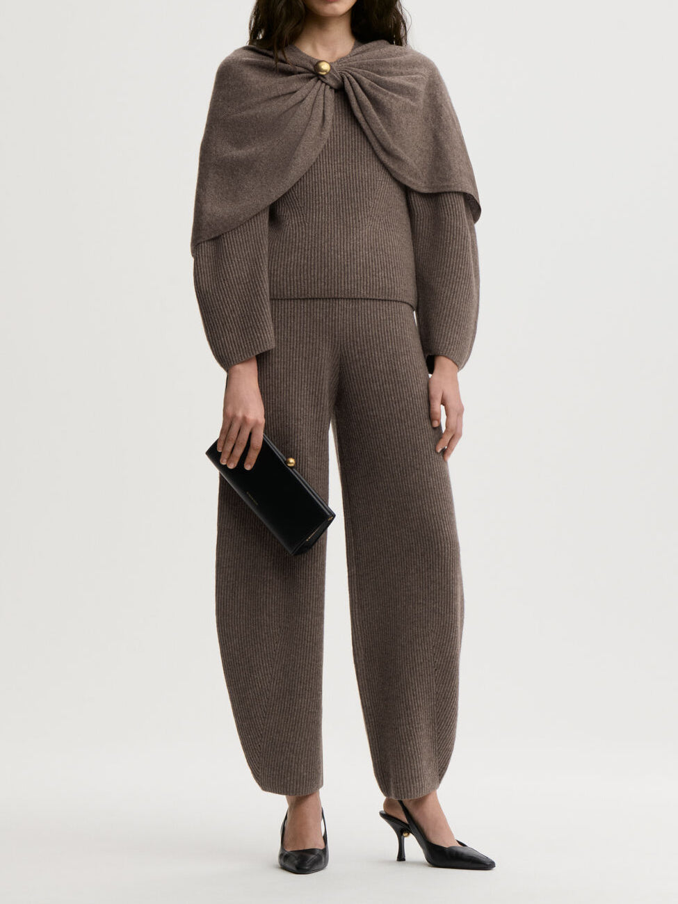 CARMELA bukse fra By Malene Birger i fargen brun, laget i 75% merinoull og 25% yak. Strikk i livet og flatterende barrel-ben, lik CARLIEN-buksen.