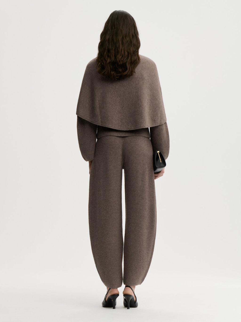 CARMELA bukse fra By Malene Birger i fargen brun, laget i 75% merinoull og 25% yak. Strikk i livet og flatterende barrel-ben, lik CARLIEN-buksen.