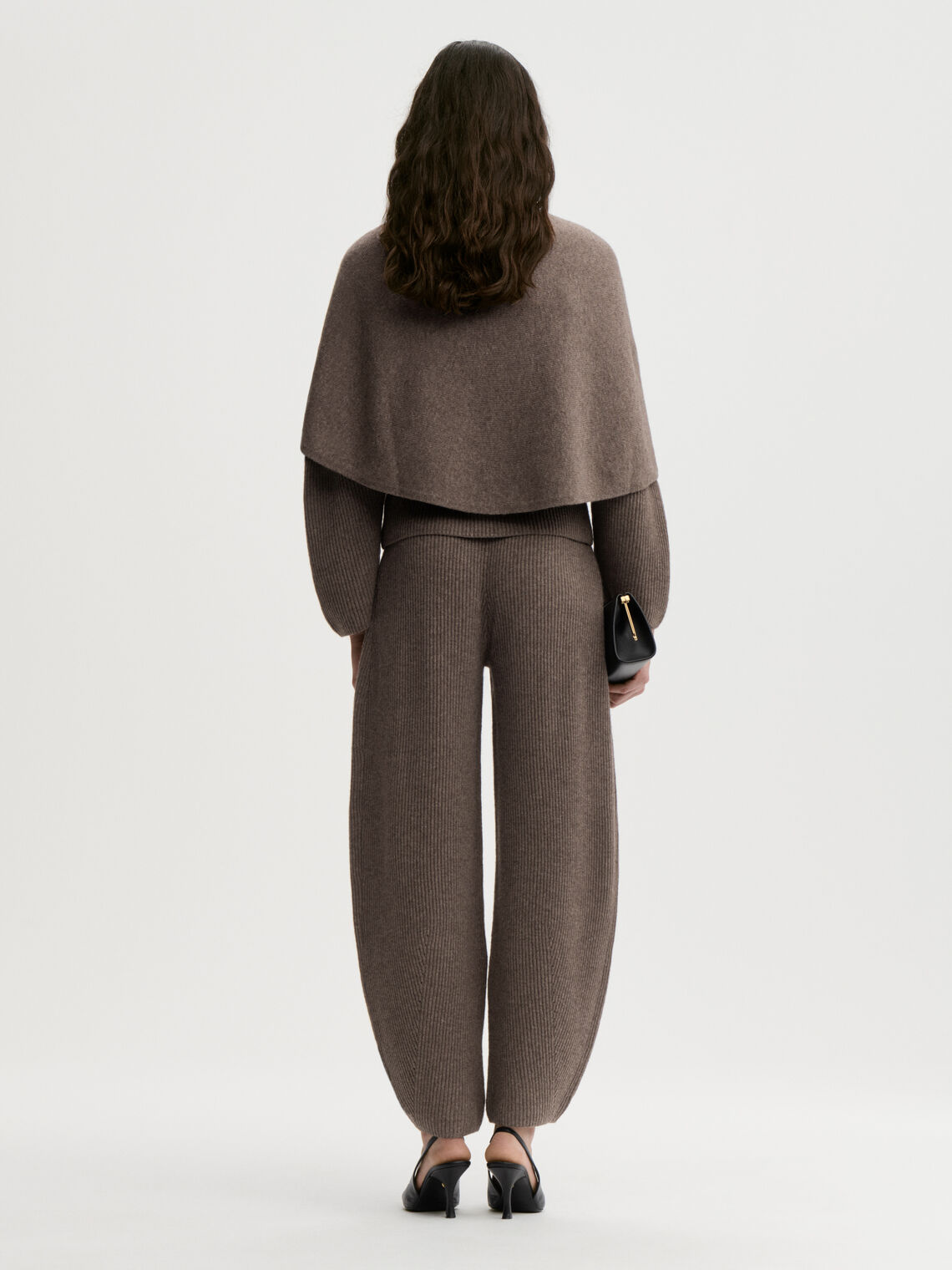 CARMELA bukse fra By Malene Birger i fargen brun, laget i 75% merinoull og 25% yak. Strikk i livet og flatterende barrel-ben, lik CARLIEN-buksen.