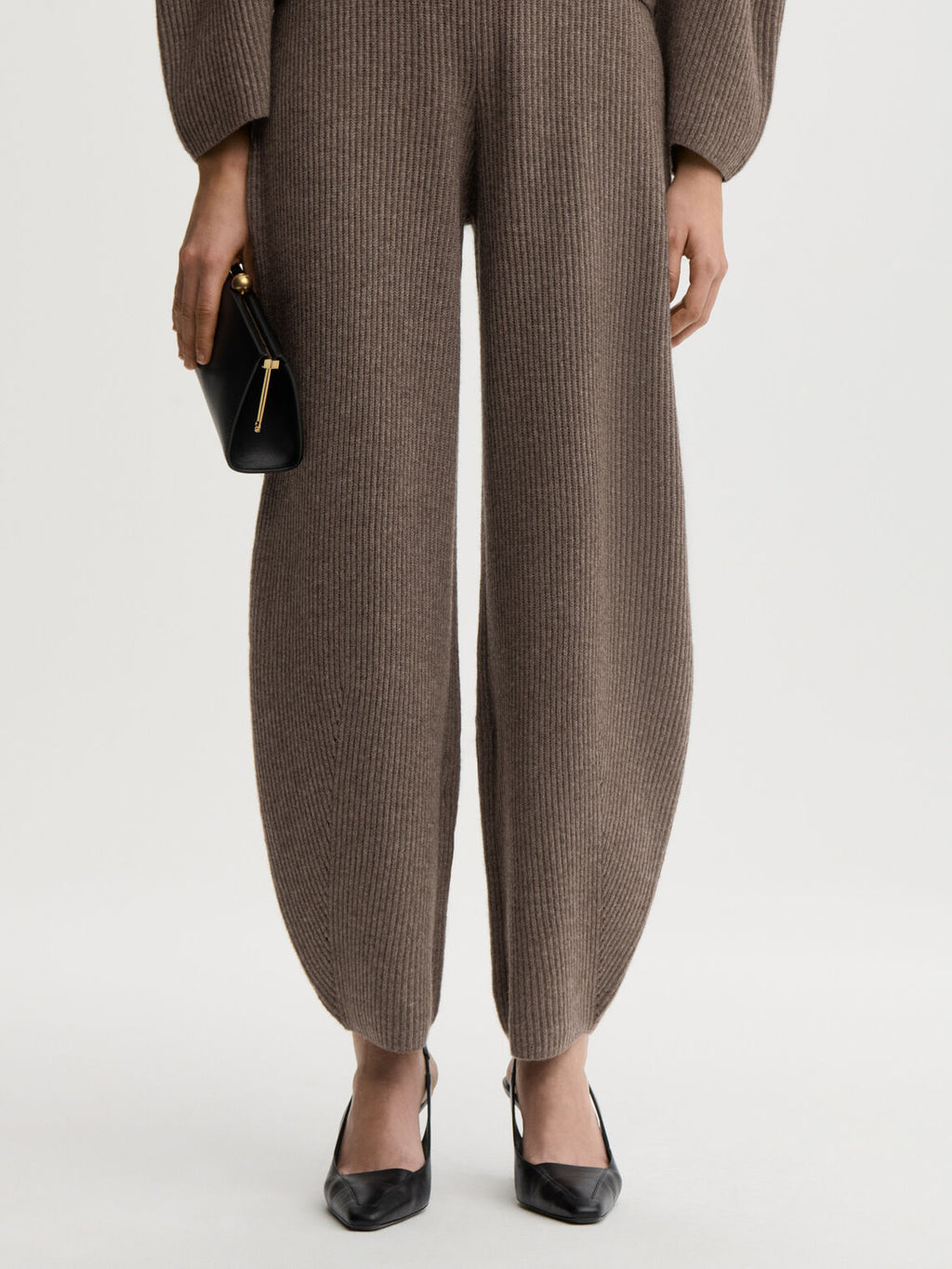 CARMELA bukse fra By Malene Birger i fargen brun, laget i 75% merinoull og 25% yak. Strikk i livet og flatterende barrel-ben, lik CARLIEN-buksen.
