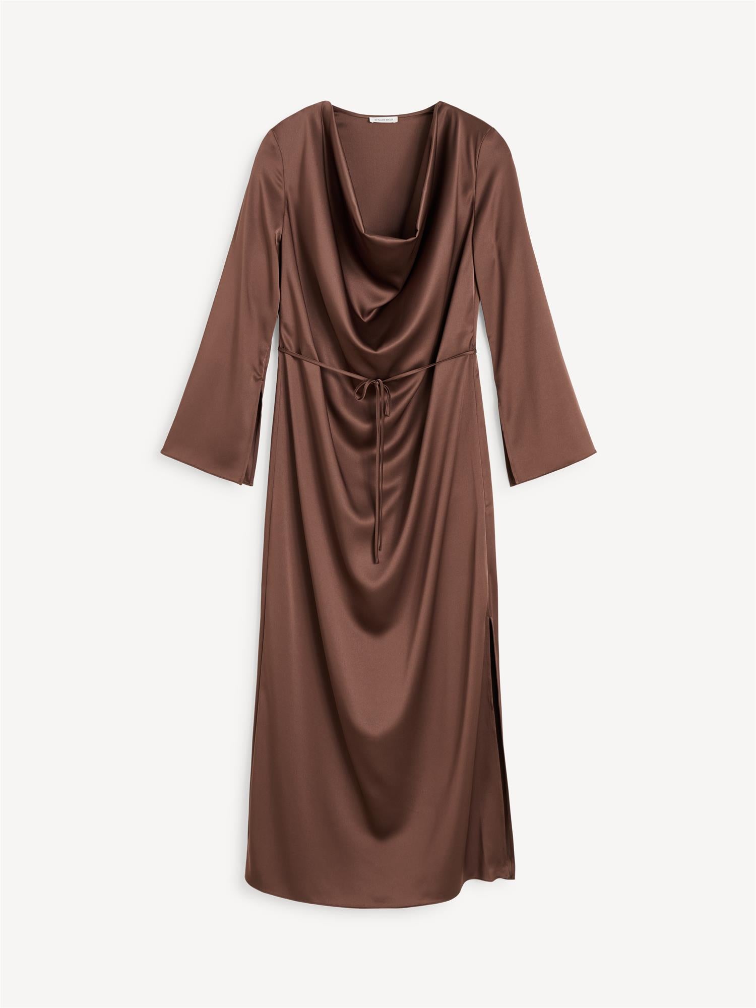 By Malene Birger Carrie lang kjole i mørkebrun, med drapert utringning, avtagbart belte og splitt i siden, laget av acetat og polyester.