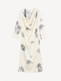 By Malene Birger Carrie lang kjole med blomstermønster, laget av acetat og polyester, med drapert utringning og avtagbart belte.