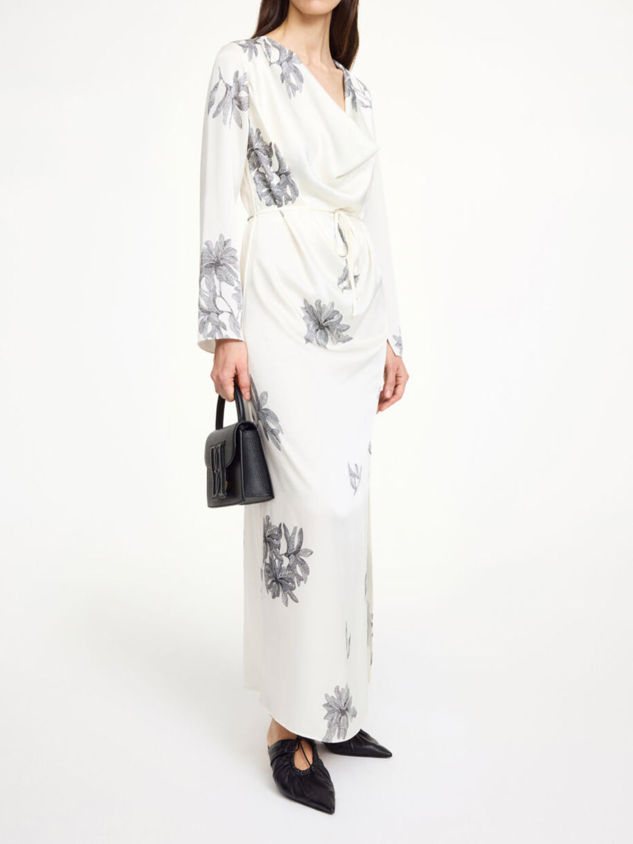 By Malene Birger Carrie lang kjole med blomstermønster, laget av acetat og polyester, med drapert utringning og avtagbart belte.