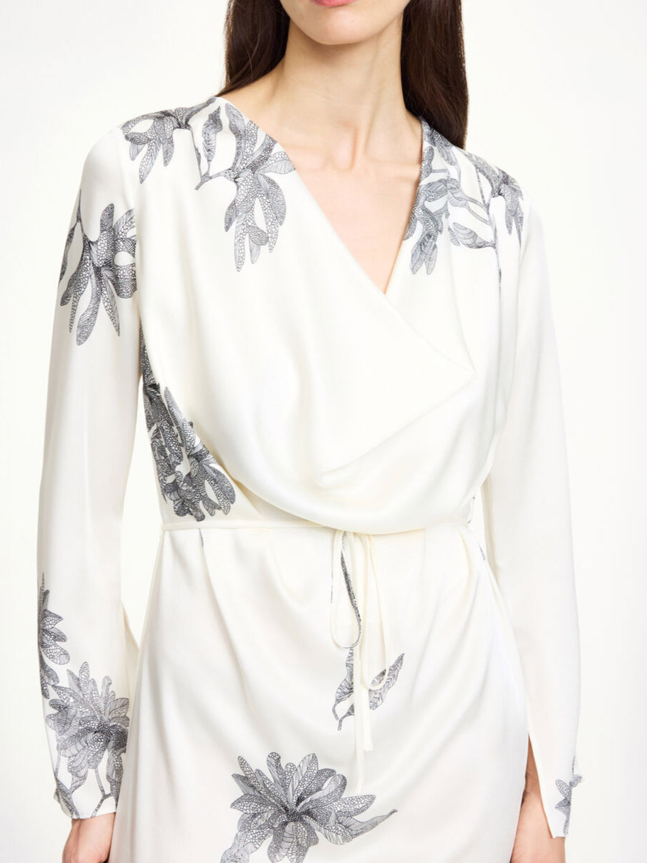 By Malene Birger Carrie lang kjole med blomstermønster, laget av acetat og polyester, med drapert utringning og avtagbart belte.