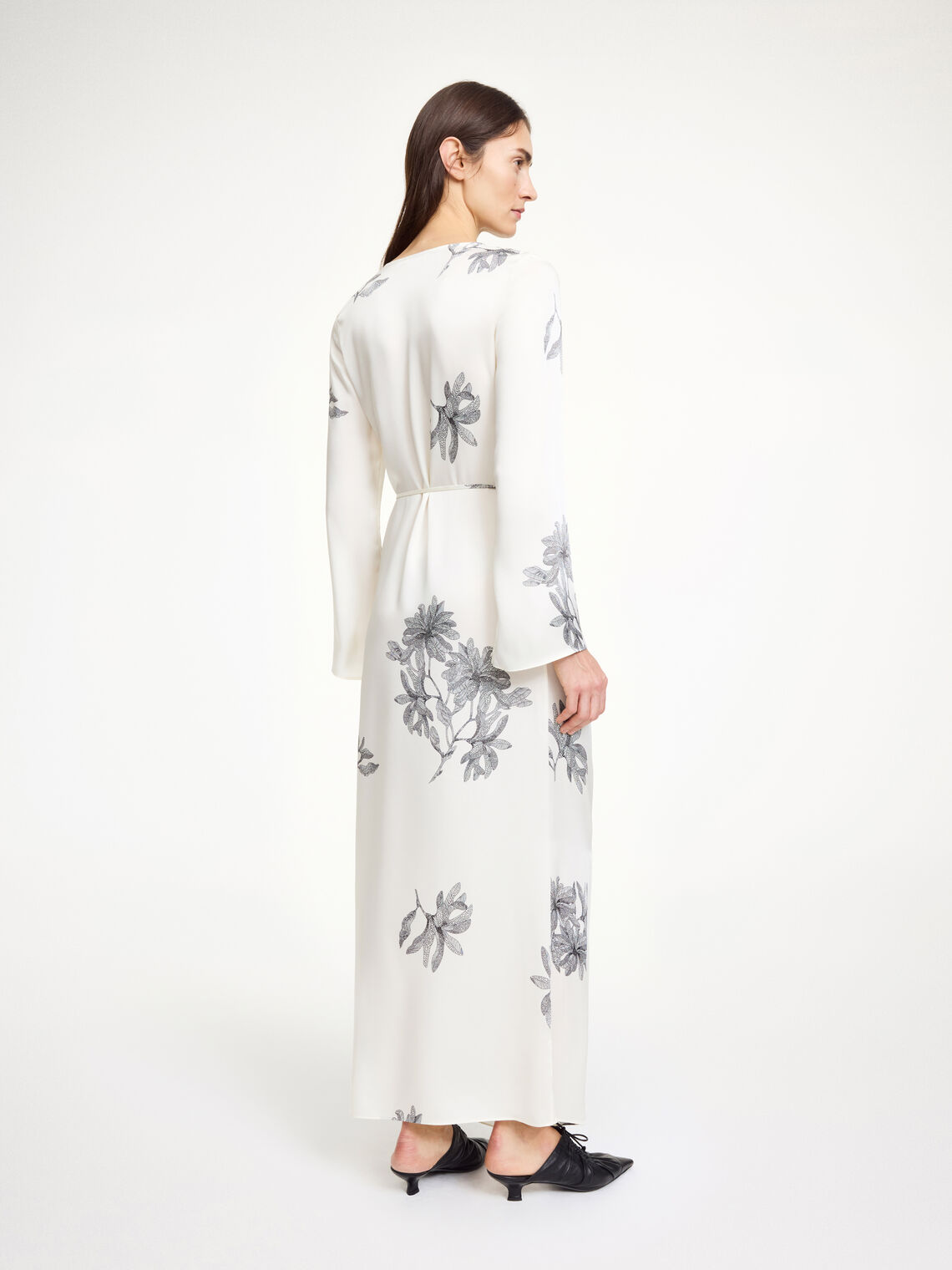 By Malene Birger Carrie lang kjole med blomstermønster, laget av acetat og polyester, med drapert utringning og avtagbart belte.