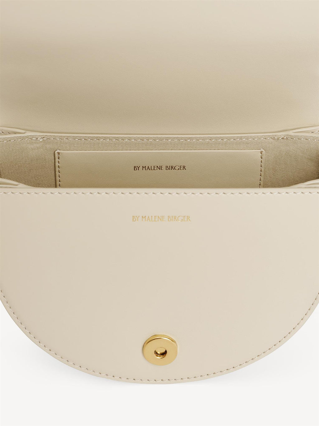 By Malene Birger Cebelle skulderveske i glatt, hvit skinn, med et Scribble-motiv og justerbar skulderrem