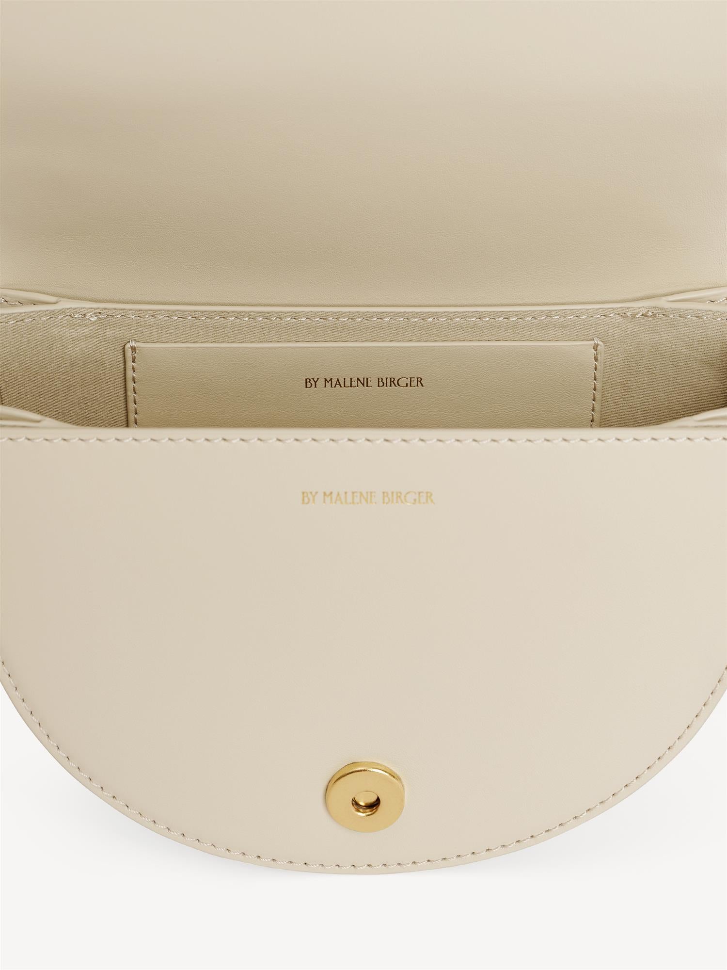 By Malene Birger Cebelle skulderveske i glatt, hvit skinn, med et Scribble-motiv og justerbar skulderrem