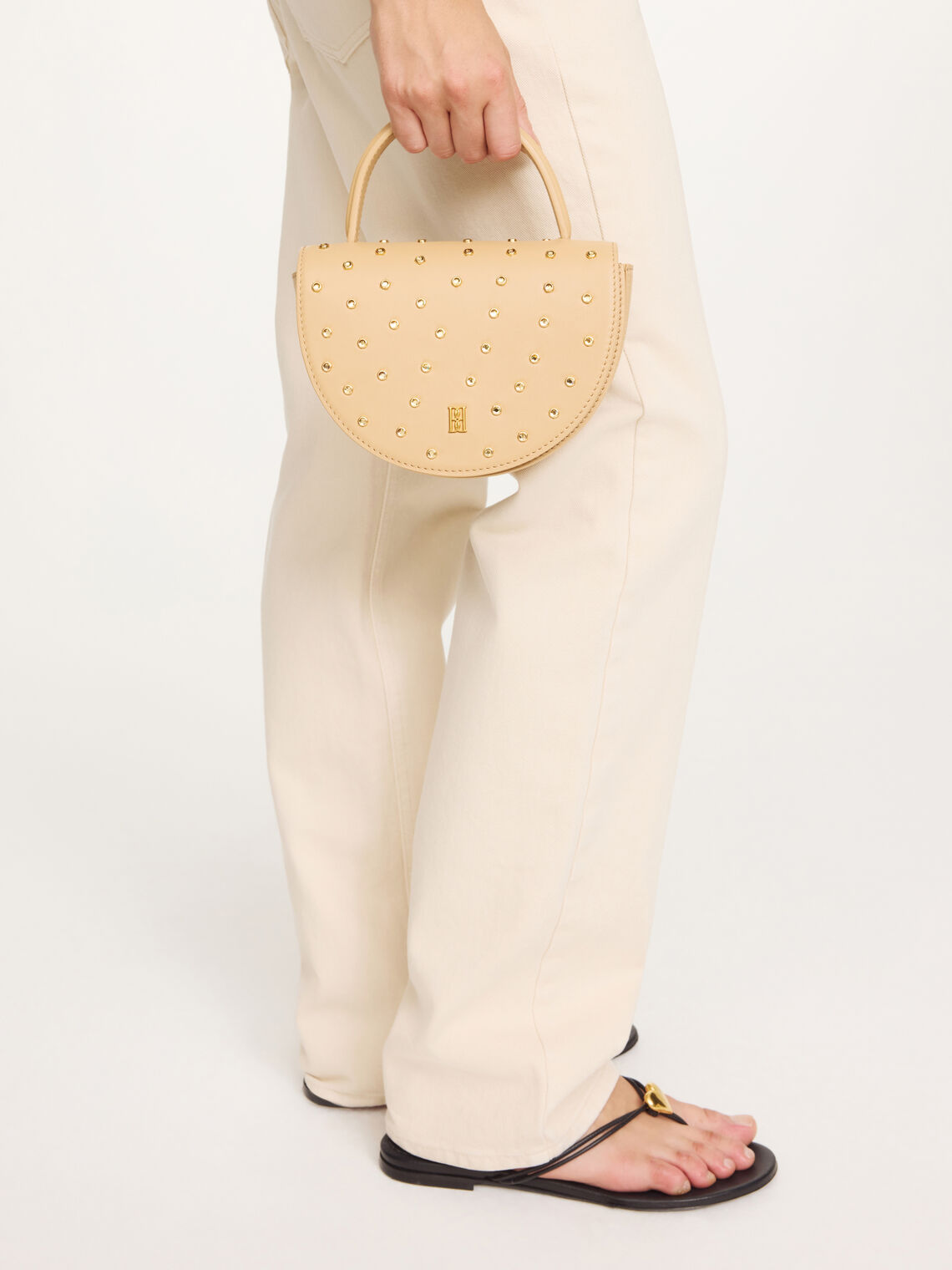 CEBELLI STONE veske fra By Malene Birger i fargen beige, med hank og strassdetaljer.