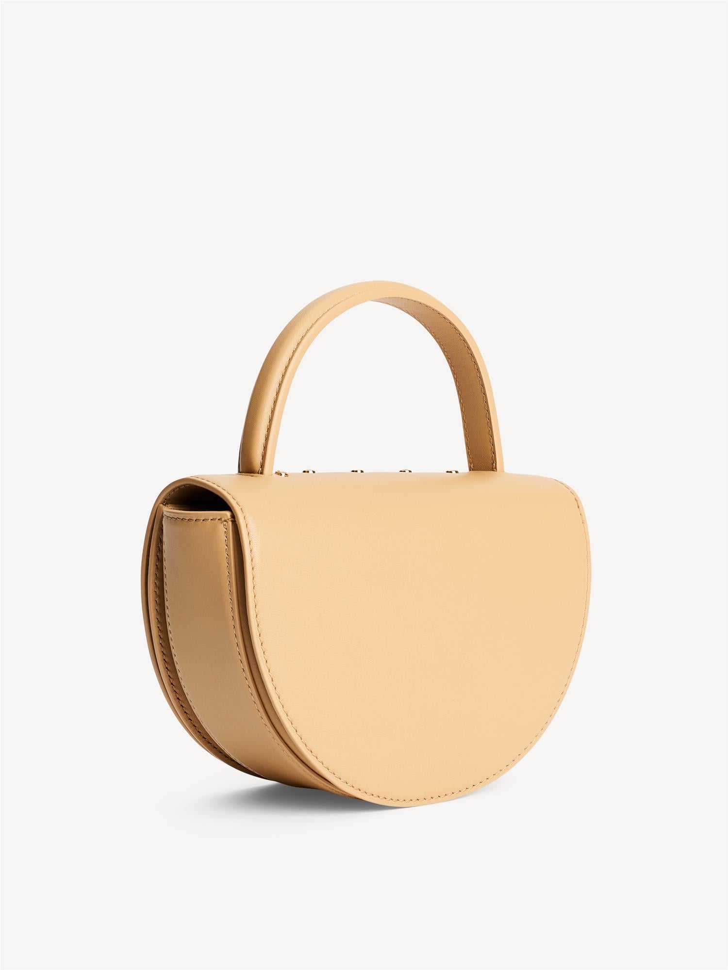 CEBELLI STONE veske fra By Malene Birger i fargen beige, med hank og strassdetaljer.