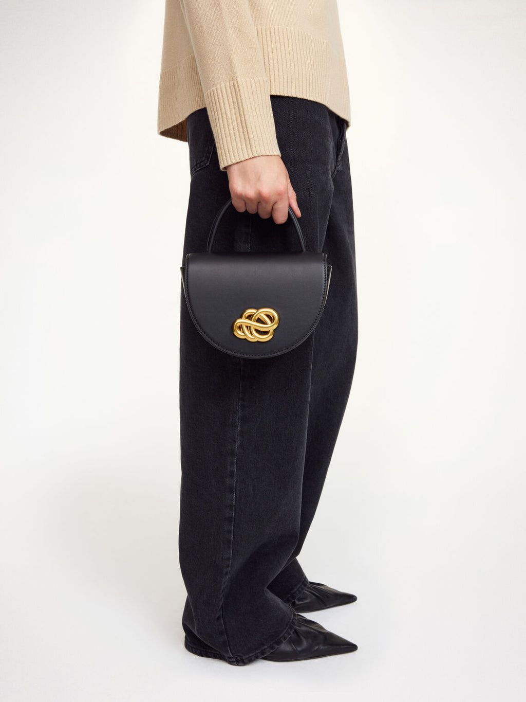 CEBELLI veske fra By Malene Birger i sort kuskinn med avtagbar, justerbar stropp for bruk som crossbody-veske.