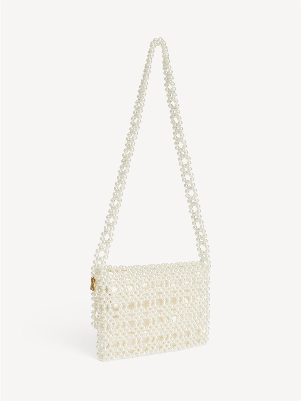 By Malene Birger Chaklo veske i hvit, med perler og monogram-detaljer på siden.

