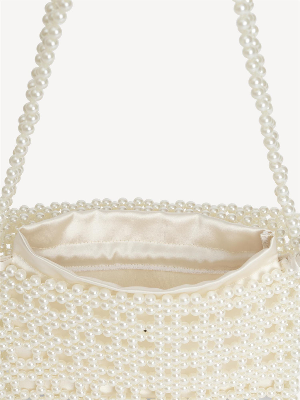 By Malene Birger Chaklo veske i hvit, med perler og monogram-detaljer på siden.

