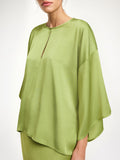 By Malene Birger Cicie bluse i grønn, laget av acetat og polyester, med en løs passform, albuelange ermer og v-utringning.