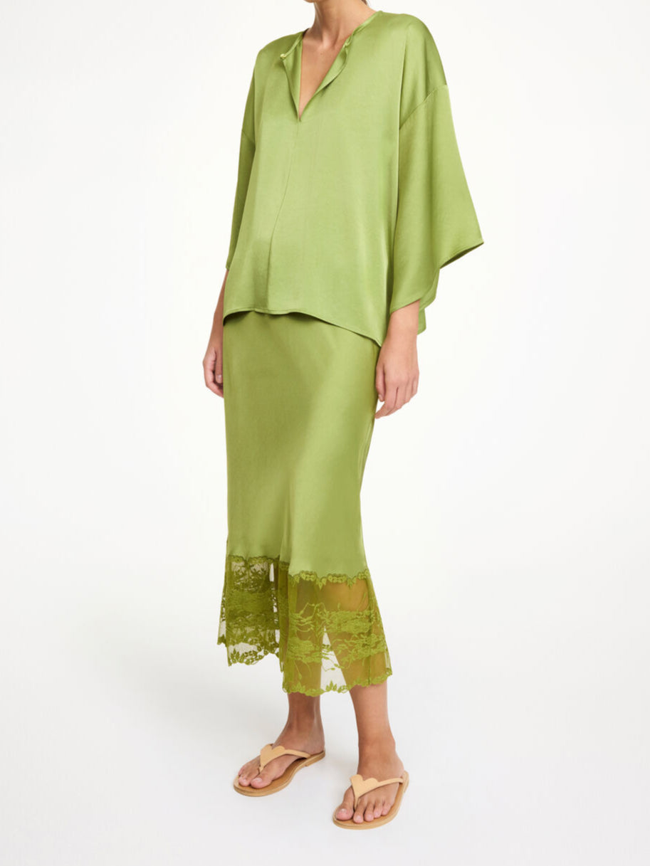 By Malene Birger Cicie bluse i grønn, laget av acetat og polyester, med en løs passform, albuelange ermer og v-utringning.