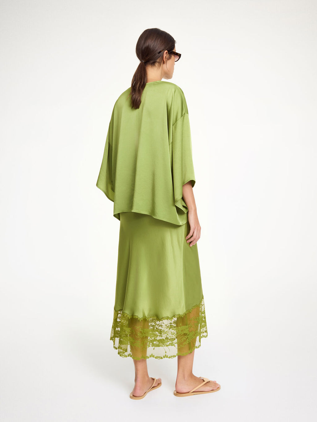 By Malene Birger Cicie bluse i grønn, laget av acetat og polyester, med en løs passform, albuelange ermer og v-utringning.