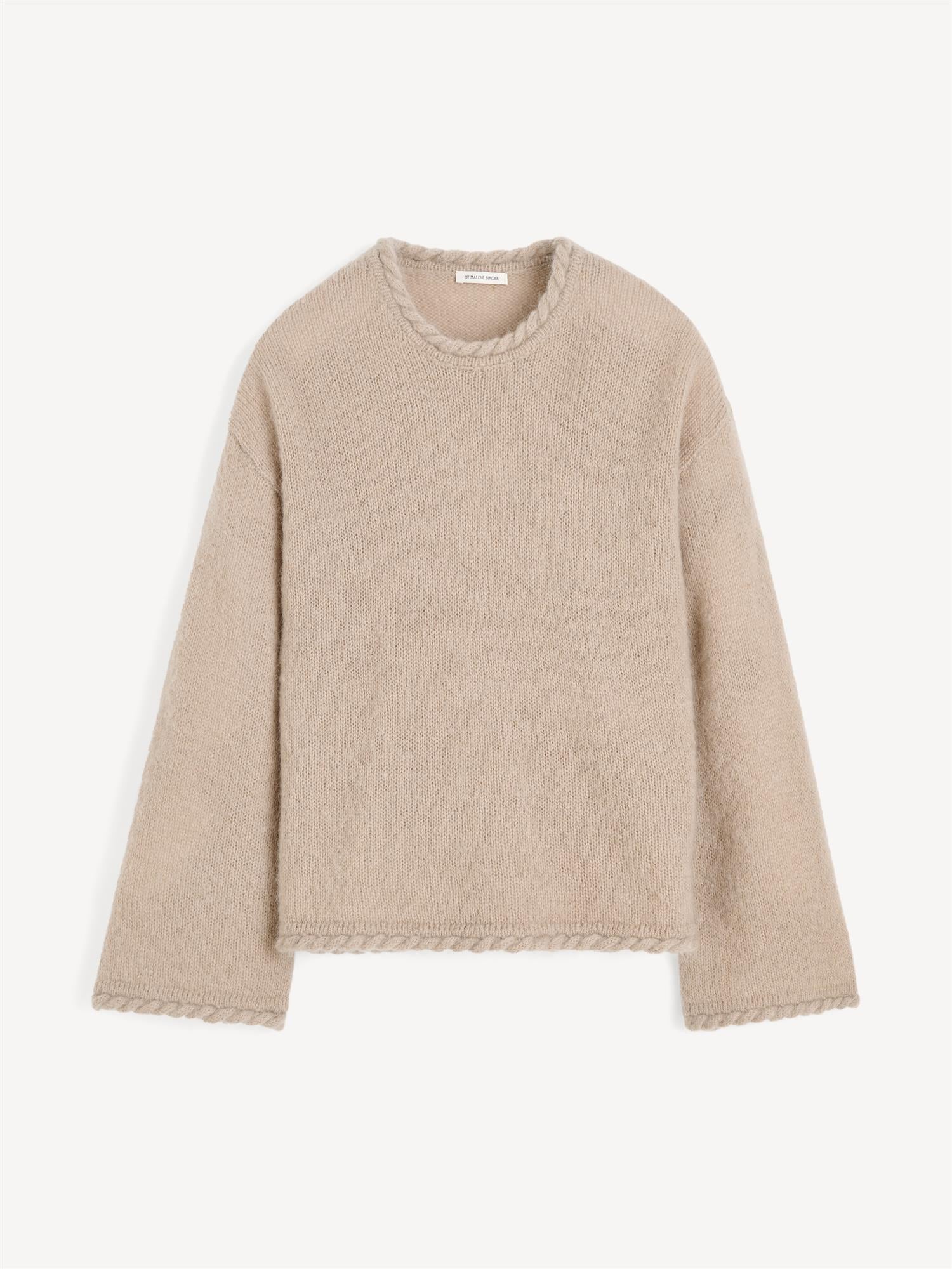 By Malene Birger Cierra genser i beige, med "flette-strikk" detaljer og trompetformede ermer, laget av ull, mohair og polyamid.
