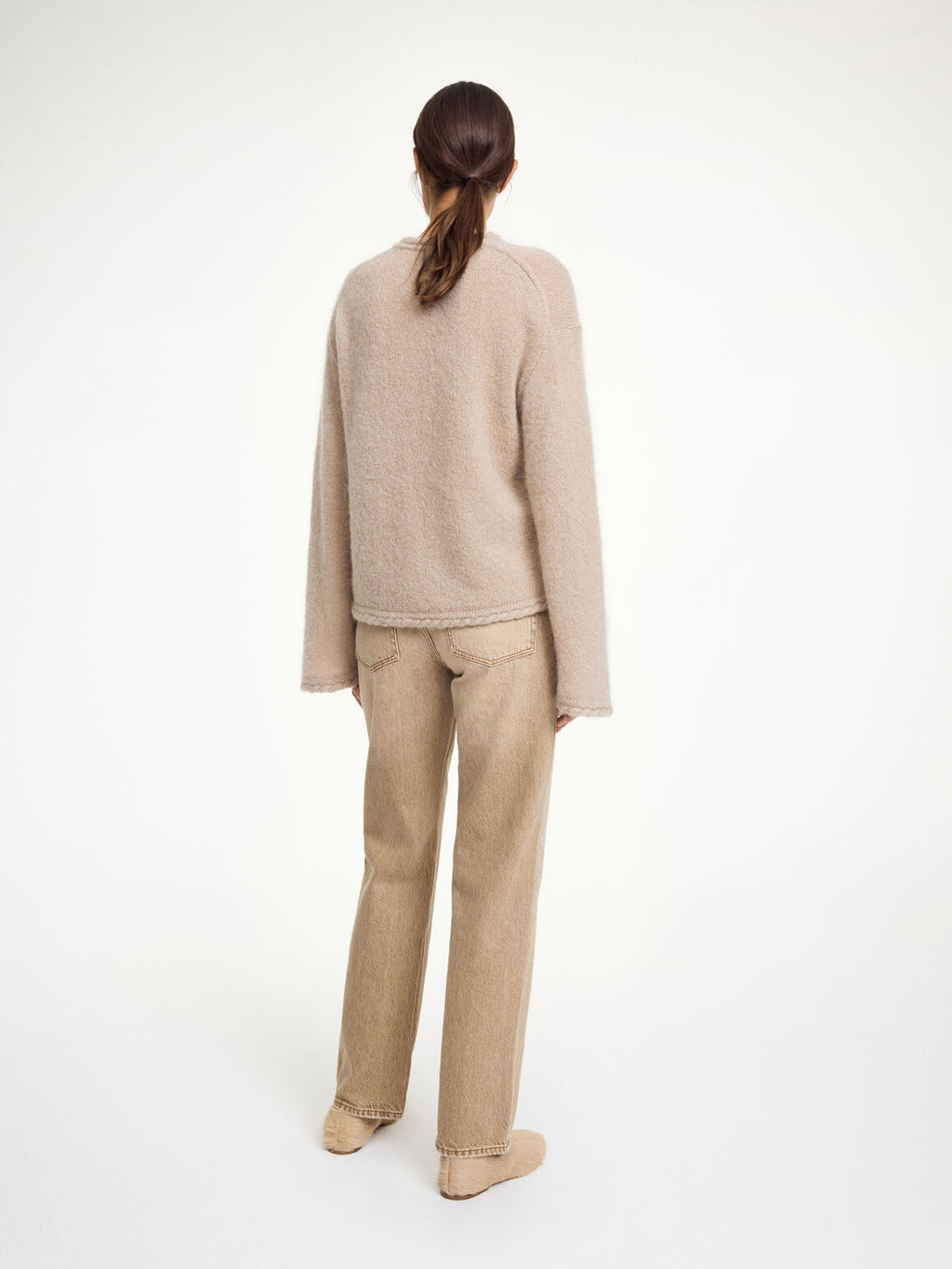 By Malene Birger Cierra genser i beige, med "flette-strikk" detaljer og trompetformede ermer, laget av ull, mohair og polyamid.